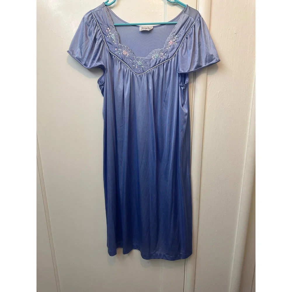 Vintage Vanity Fair Blue Nightgown Floral Embroidered V-Neck‎ Nylon Tricot USA M